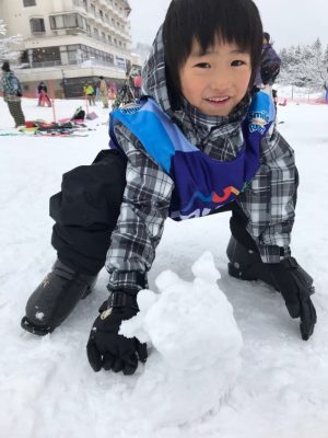 雪合戦をしたり、雪だるまを作ったりして、雪の中を走り回りました。